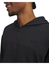 Campera con capucha Under Armour modelo Rival LW FZ de color negro, con cierre frontal completo, bolsillos laterales y logo de la marca bordado en el pecho.