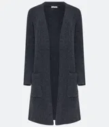 Cardigan alargado gris de punto texturizado, con frente abierto y dos bolsillos delanteros aplicados.