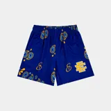 Short deportivo azul con estampado paisley en amarillo y blanco, logo de la marca bordado en la pierna derecha.