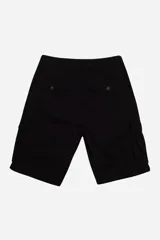 Bermuda cargo color verde militar, con bolsillos laterales amplios con solapa y cierre de botón, bolsillos frontales y cierre frontal con botón y cremallera.