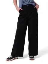 Pantalón negro de lona estilo carpintero de la marca Caterpillar, con pernera relajada y recta, bolsillos utilitarios laterales y presilla para martillo.
