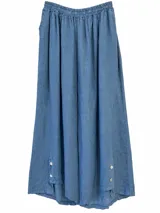 Pantalón ancho de lino color azul jean, de tiro alto con cintura elástica fruncida y diseño fluido, con detalle de botones en los tobillos.