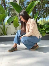 Zuecos de cuero color verde seco, con hebilla lateral y suela de goma.