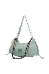 Cartera tipo hobo de color verde agua, confeccionada en material sintético suave. Presenta un diseño con frunces laterales, correas de hombro ajustables y una correa decorativa adicional estilo cuerda trenzada en tonos negro, naranja y amarillo. Incluye un parche frontal con el logo de la marca.