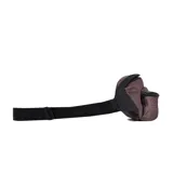 Riñonera Caterpillar modelo Raymond Waist Bag, color marrón con patrón geométrico triangular, compartimento principal con cierre, bolsillo frontal con cierre y parche engomado con el logo de la marca.
