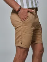 Bermuda blanca de algodón y poliéster, corte regular fit, con cinturón, dos bolsillos delanteros, dos bolsillos traseros, un bolsillo relojero y botamanga con presilla.