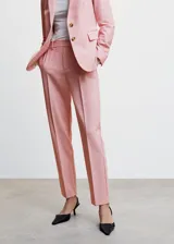 Pantalon de vestir de corte recto y diseño fluido, con trabillas en la cintura, bolsillos laterales y cierre oculto. Presenta un acabado elegante ideal para eventos formales.