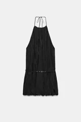 Vestido corto de cuello halter con lazada ajustable, diseño con bajo acabado tipo globo y cinturón fino integrado con hebilla metálica.