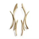 Aros colgantes dorados con diseño orgánico alargado, realizados artesanalmente en Italia con impresión 3D.