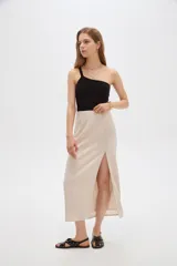Falda midi de viscosa color beige con tajo frontal, tiro alto y diseño evasé.