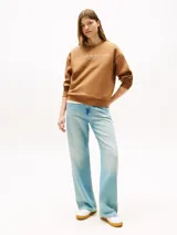 Buzo color marrón claro de Tommy Hilfiger con logo de la marca estampado en el pecho.