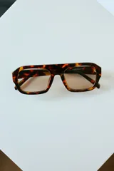 Lentes de sol con armazón rectangular de carey y diseño de inspiración noventera.