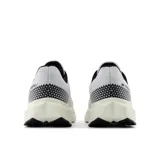 Championes de running New Balance Propel V5, color blanco con detalles en negro y azul.