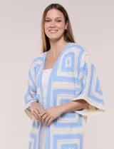 Cardigan largo confeccionado en tejido de punto calado estilo crochet, de color amarillo y blanco, con diseño geométrico de cuadrados, mangas amplias tipo kimono y corte abierto al frente.