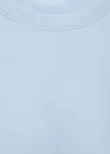 Camiseta celeste de corte recto, con cuello redondo y mangas cortas, confeccionada en tejido de algodón de gramaje medio.