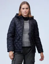 Campera capitoneada azul marino con capucha desmontable, cierre metálico central, bolsillos delanteros y avíos metálicos con logo de la marca Michael Kors.