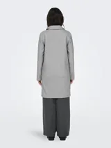 Blazer largo de corte recto y estilo minimalista, confeccionado en tejido de punto gris melange. Presenta cuello con solapas, cierre frontal de dos botones y dos bolsillos frontales de parche.