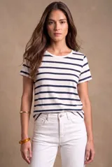 Remera de manga corta con diseño de rayas horizontales azul marino sobre base blanca, cuello redondo y calce ajustado.