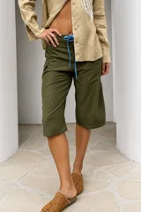 Bermuda de calce relajado y pierna amplia, color amarillo, con largo por debajo de la rodilla y cordón ajustable negro en la cintura.