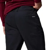 Pantalón de corte recto en color negro, confeccionado en tejido técnico resistente, con bolsillos laterales y cierre frontal.