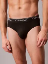Pack de tres slips negros Calvin Klein de microfibra elástica con cinturilla blanca con el logo de la marca.
