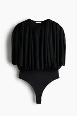 Body colaless negro con diseño drapeado y top de malla superpuesto de mangas cortas y escote redondo.