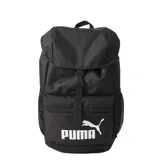 Mochila Puma color negro con cierre de solapa y hebilla frontal. Presenta el logo de la marca estampado en blanco en la parte inferior, bolsillos laterales de malla y correas ajustables.