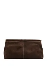 Bolso tipo sobre de cuero vacuno color marrón oscuro, con diseño minimalista y cierre superior.