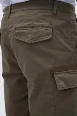 Bermuda cargo de corte recto con estampado de camuflaje en tonos verde y marrón. Cuenta con bolsillos laterales y bolsillos cargo con solapa y botones.