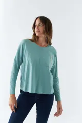 Remera de manga larga color verde agua con estampado frontal y logo en grifa de cuero.