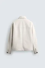 Sobrecamisa regular fit color verde oscuro, confeccionada en tejido efecto ante. Cuenta con cuello solapa, manga larga con puño abotonado, bolsillos de plastrón con solapa en el pecho y bolsillos de vivo en la cadera. El cierre es frontal con botonadura.