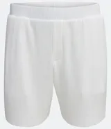 Bermuda masculina de color blanco con textura plisada, diseñada con cintura elástica para un ajuste cómodo y bolsillos traseros.