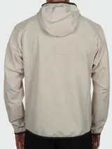 Campera técnica con capucha de la marca Boss, en color beige claro. Presenta cierre frontal completo en contraste negro, mangas largas con terminaciones elásticas y logo de la marca estampado en el pecho.