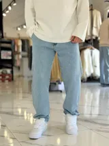 Pantalón de jean de corte recto y tiro medio, en color celeste claro.