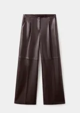 Pantalón de poliuretano efecto cuero color marrón, de corte recto y holgado con pinzas en la cintura.