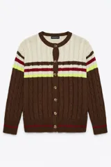 Saco tejido de punto con diseño de ochos, con bloques de color en marrón, blanco, rojo y amarillo neón. Presenta mangas largas y cierre frontal con botones.