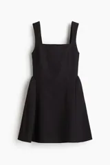 Vestido corto negro con escote cuadrado, breteles anchos y falda evasé con vuelo.