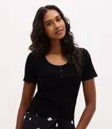 Blusa de pijama marca Lov, confeccionada en tejido rib acanalado. Presenta un diseño regular con cuello redondo, cierre frontal parcial con botones y mangas cortas.