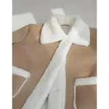 Campera tipo gamulán de color beige con forro y detalles de corderito sintético blanco en cuello, puños, bolsillos y ruedo. Presenta cierre frontal con botones y dos bolsillos frontales con solapa.