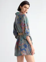 Kimono largo con estampado floral en tonos celeste, azul, naranja y rojo.