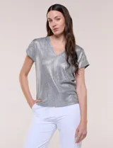 Blusa de tejido metalizado plateado con textura acanalada, escote en V y mangas corta con hombros caídos de calce fluido.