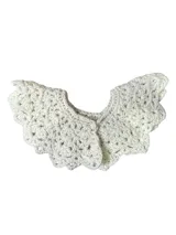 Cuello tejido a mano en lana merino, con diseño de encaje festoneado y etiqueta de cuero con marca grabada.