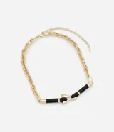 Collar corto dorado con eslabones dobles, cierre de gancho y colgantes grandes revestidos en poliuretano negro.