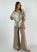 Camisa manga 3/4 con estampado abstracto en tonos grises y beige.