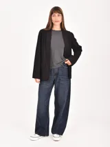 Blazer color camel de corte holgado, con cuello solapa y bolsillos frontales.