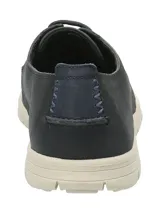 Zapato casual de cuero azul navy tipo náutico, con cordones y suela de goma blanca.