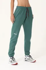 Pantalón de jogging verde con dos bolsillos laterales y uno trasero. Bordado con logo BASSET 1992.