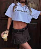 Mini falda marrón con volados en el ruedo y cinturón negro.