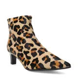 Botas de caña baja con estampado animal print tipo leopardo, confeccionadas en pelo sintético. Presentan un diseño de punta fina y taco fino de altura media.