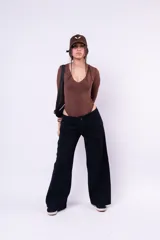 Pantalón de jean negro de tiro bajo con corte wide leg y diseño de cinco bolsillos. Confeccionado en denim rígido.
